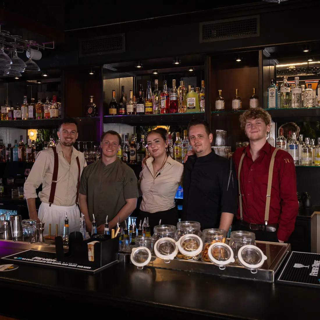 Het team van YUCA achter de bar in Nijmegen